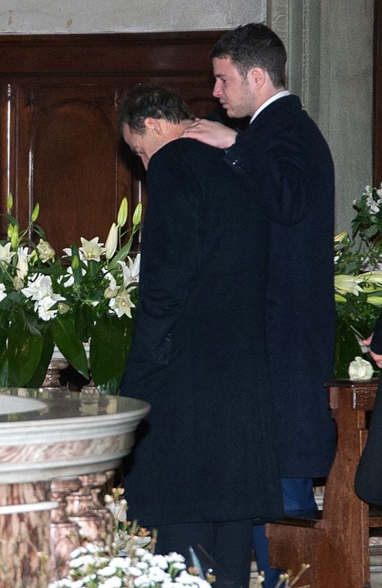 Alessandro Lequio en el entierro de su madre junto a su hijo Aless 