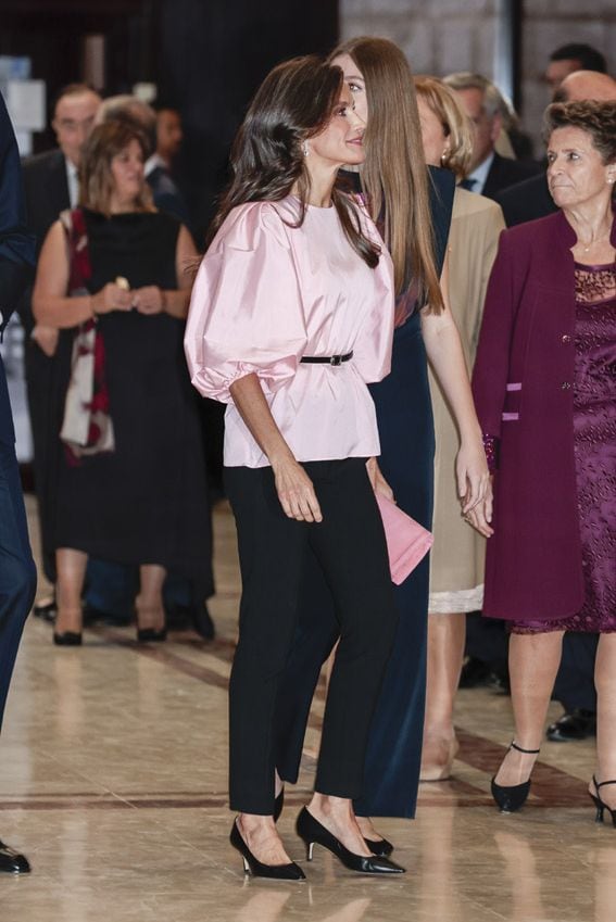 La reina Letizia impacta de rosa en el concierto previo a los Premios Princesa de Asturias 2023