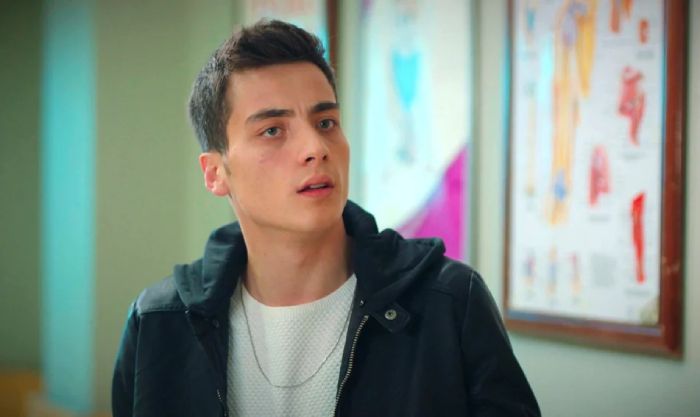 Sarp tiene celos de la relación de su padre y su hermana con Ömer en 'Hermanos'