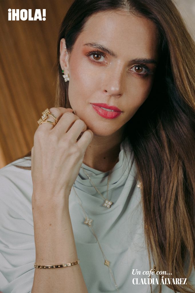 La actriz llena de brillo este body de cuello alto de Paris Rodríguez, con su collar, anillos y pendientes que pertenecen a la colección Princess Flower y añade una pulsera Pois Moi. Las 4 piezas de joyería de Roberto Coin. 