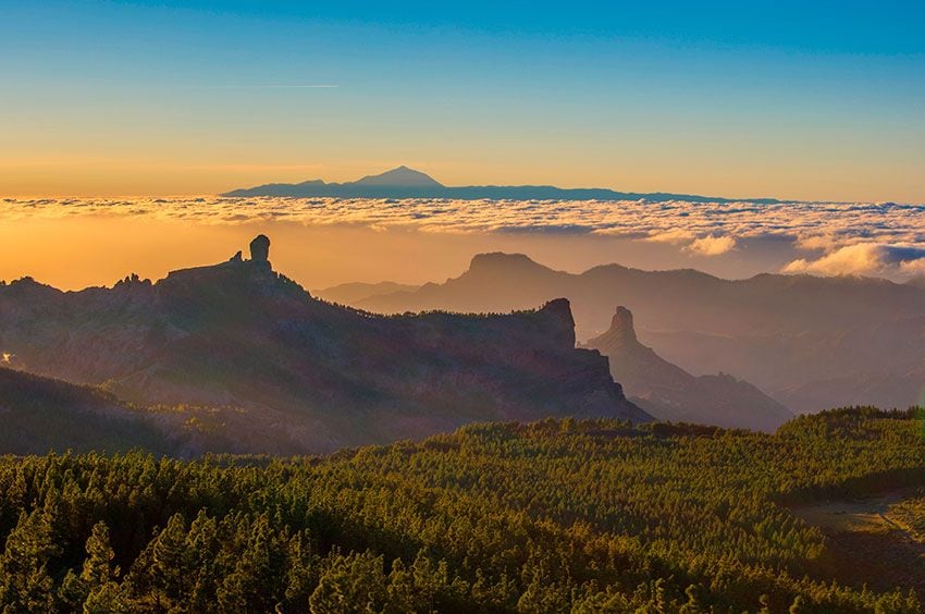 Roque Nublo y hasta el pico del Teide al fondo desde la zona más alta de Gran Canaria