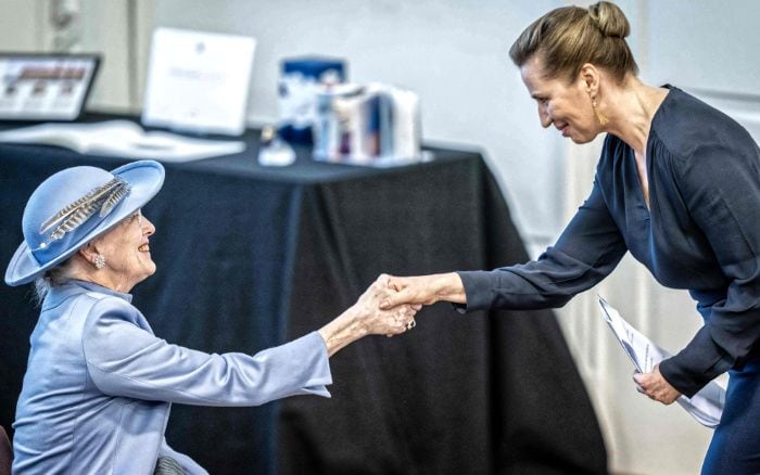 Reina Margarita saluda a la Primera Ministra de Dinamarca 