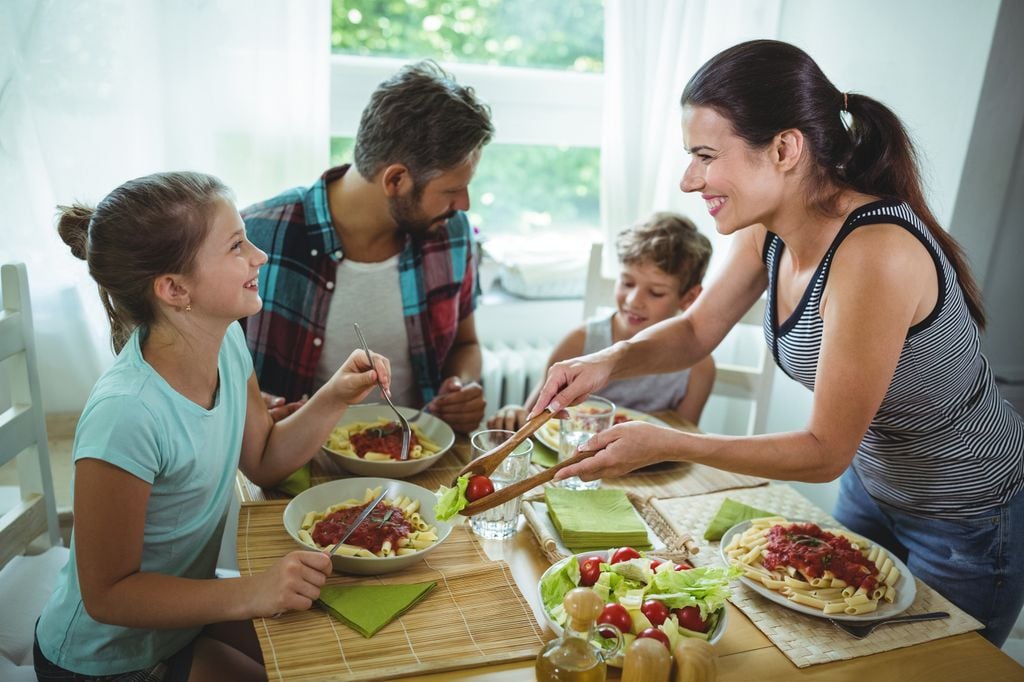 Familia comiendo junta felices