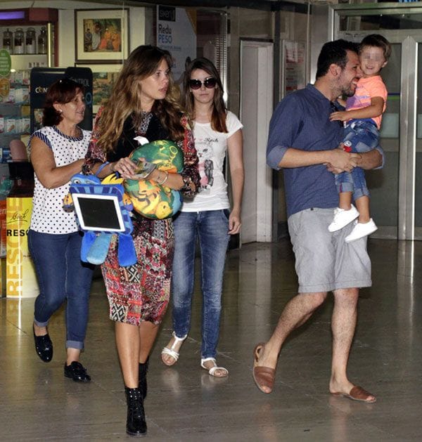 Jessica y Francisco fueron despedidos en el aeropuerto por la madre y el hermano de la modelo
