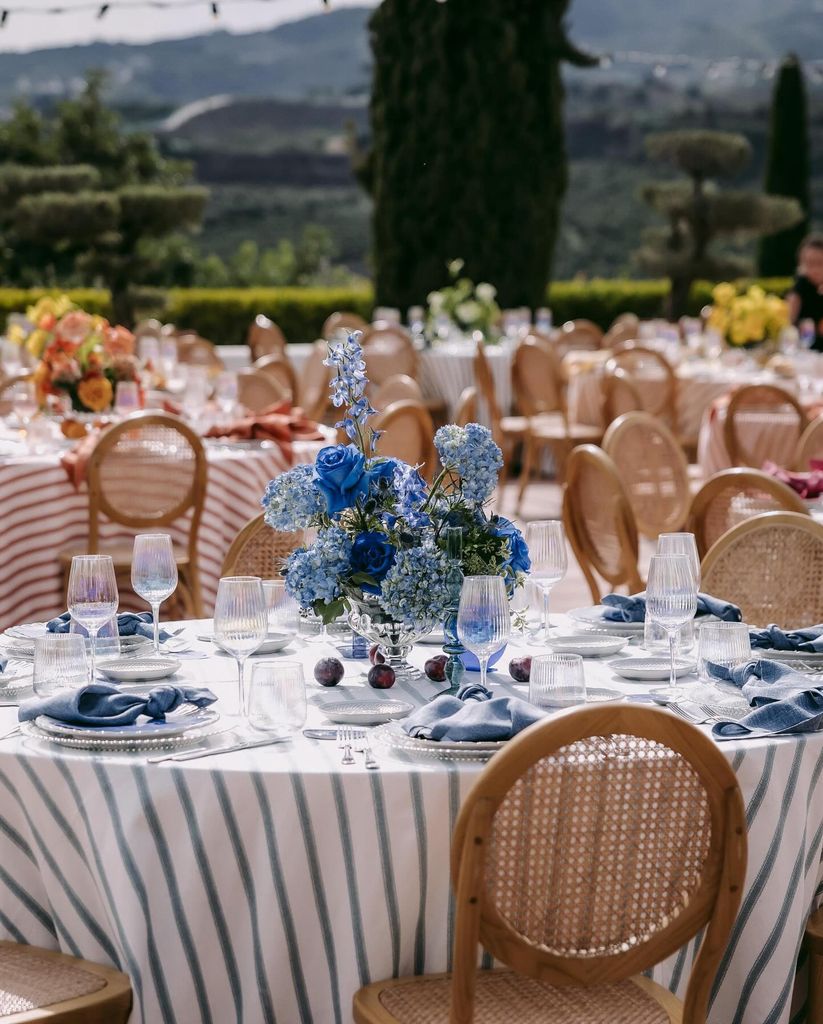 Decoración con manteles de boda a color rayas azules