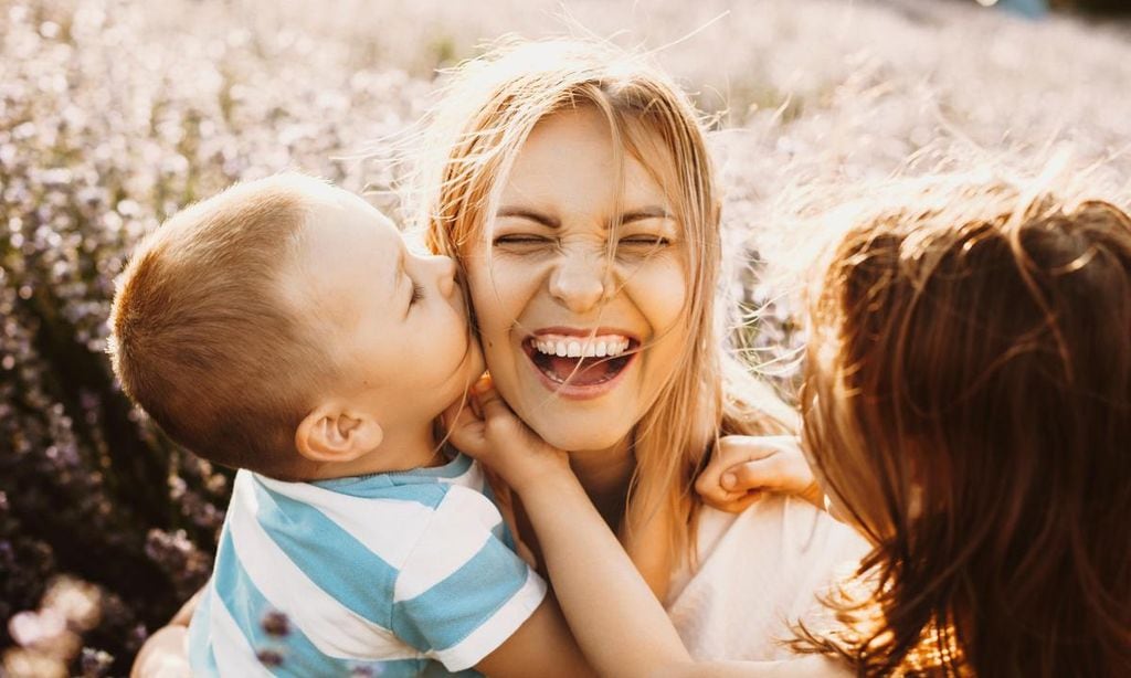 madre feliz con hijos