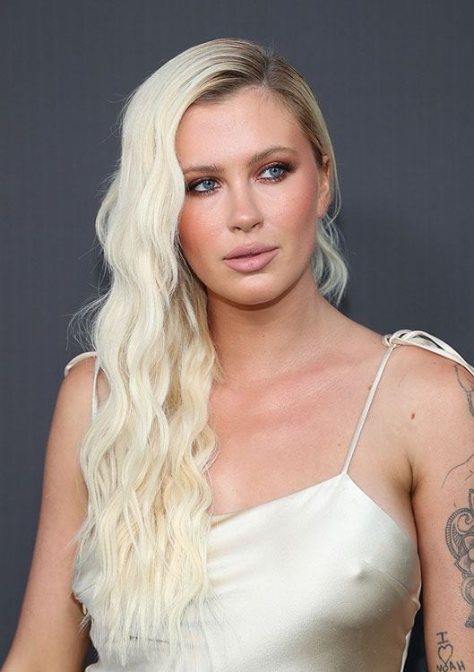 Imagen de Ireland Baldwin en una presentación 