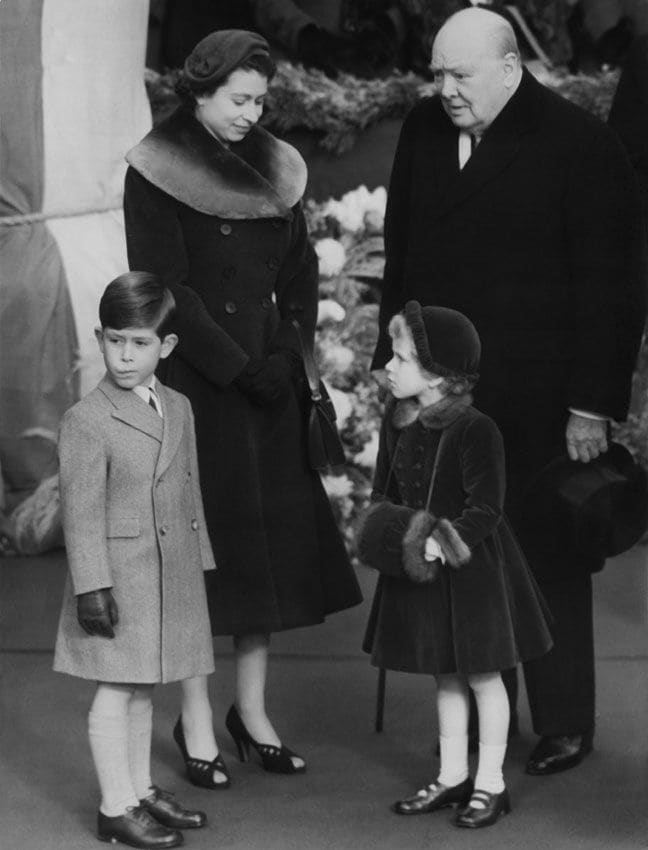 Isabel II, Winston Churchill, el príncipe Carlos y la princesa Ana