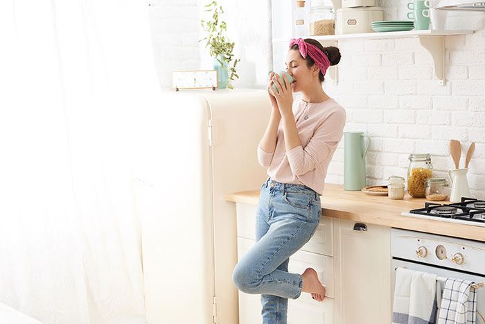 mujer tomando un café