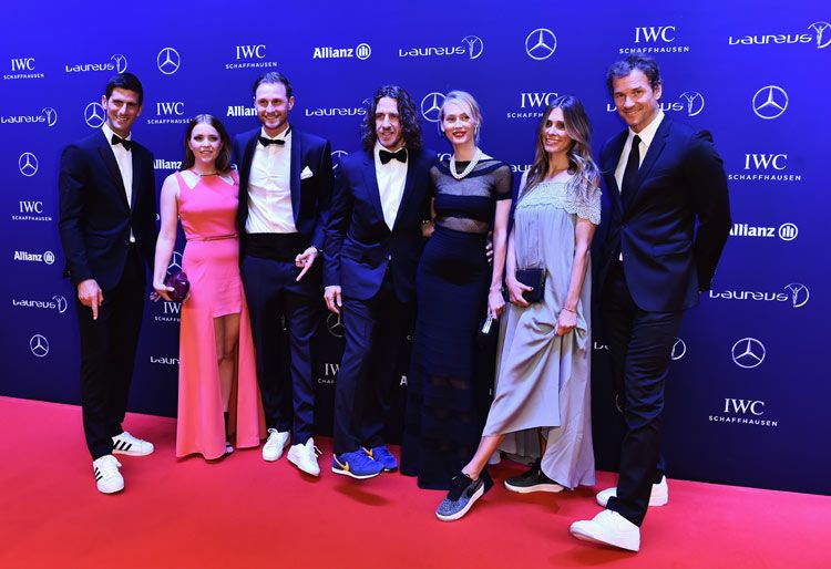 Carles Puyol y Vanesa Lorenzo posan a su llegada a los premios con el tenista Novak Djokovic(primero a la izquierda) y con el ex portero alemán Jens Lehmann y su mujer Conny (a la derecha)
