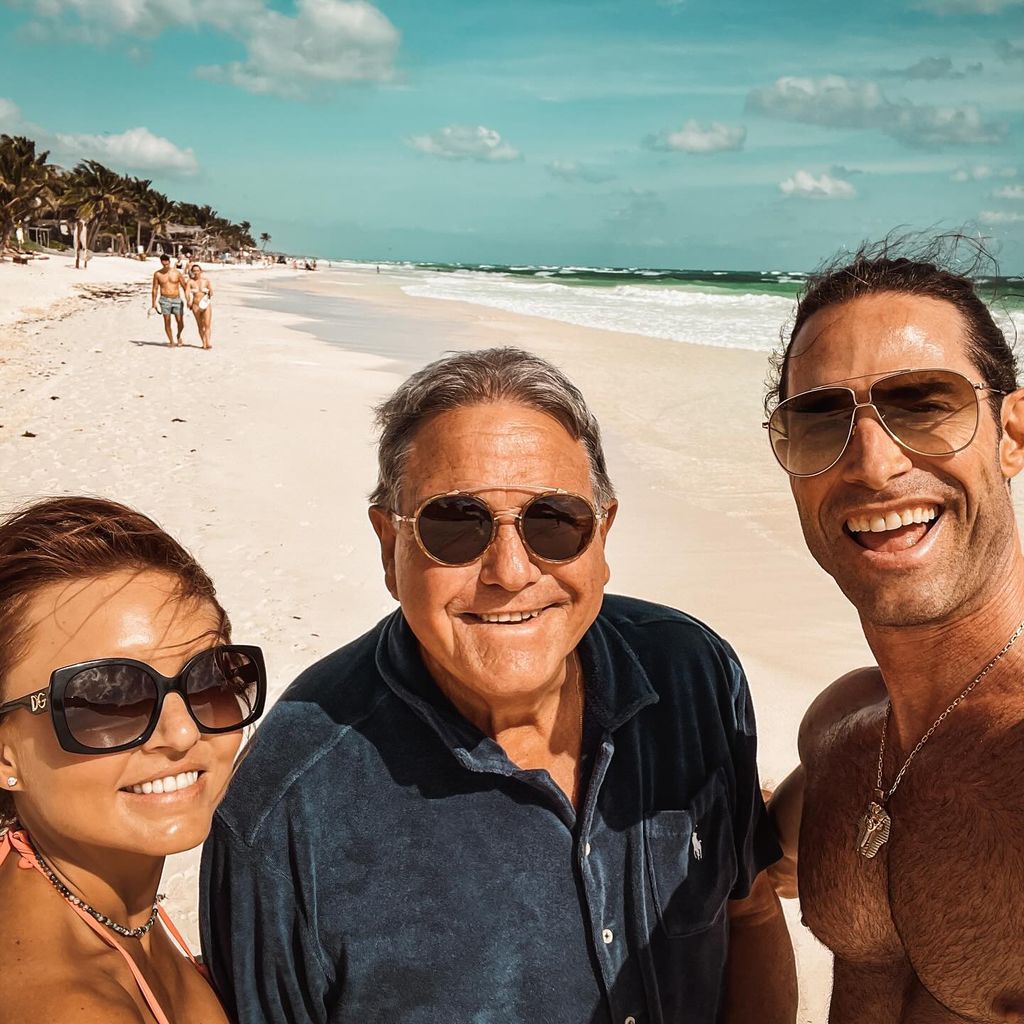 Sebastián Rulli y su padre con Angelique Boyer.