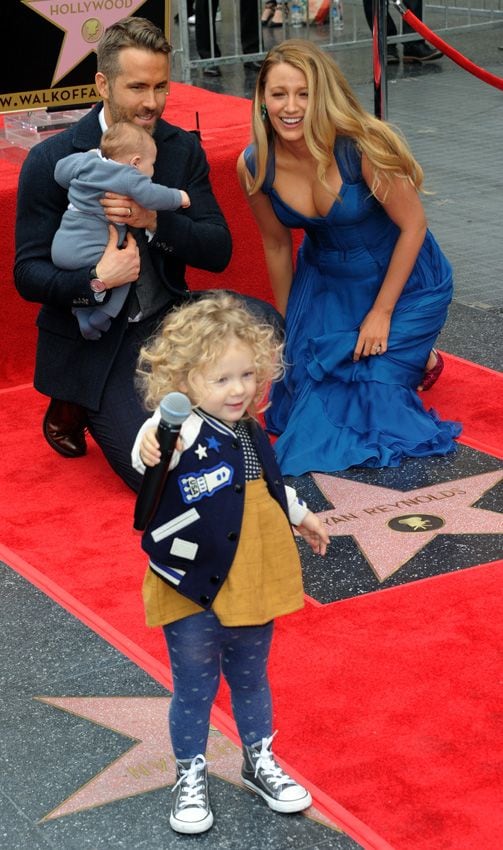 Blake Lively y Ryan Reynolds con sus dos hijas