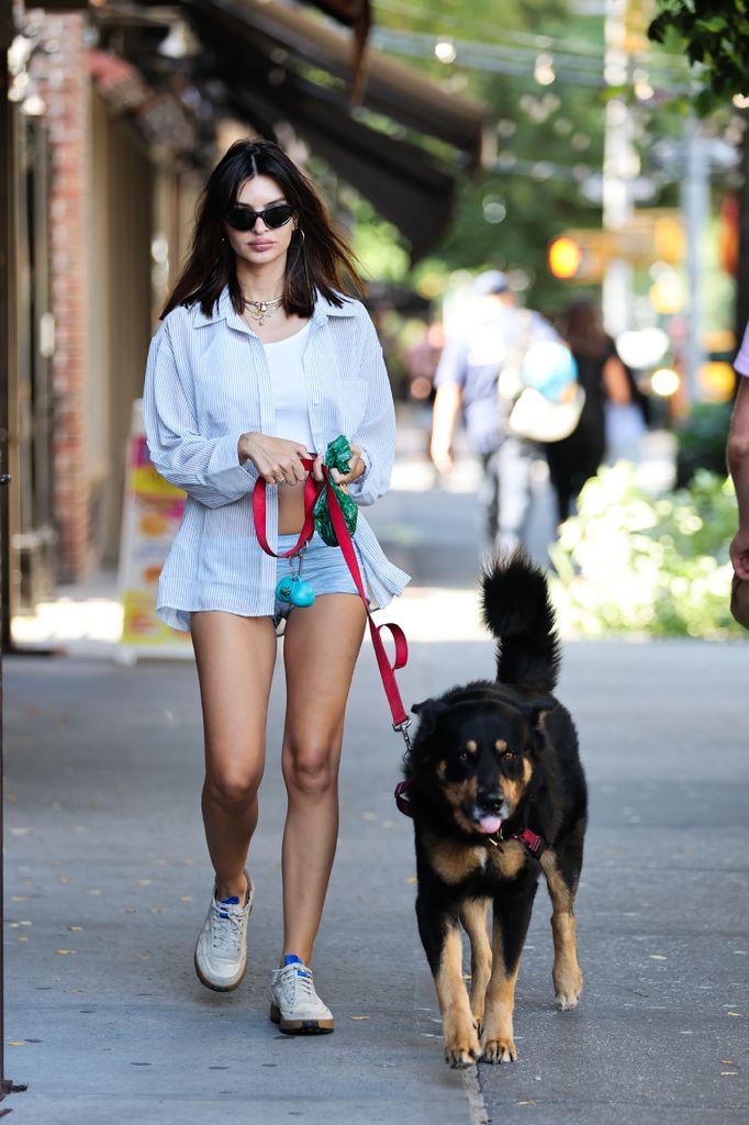 Emily Ratajkowski con un look de Mango paseando por Nueva York