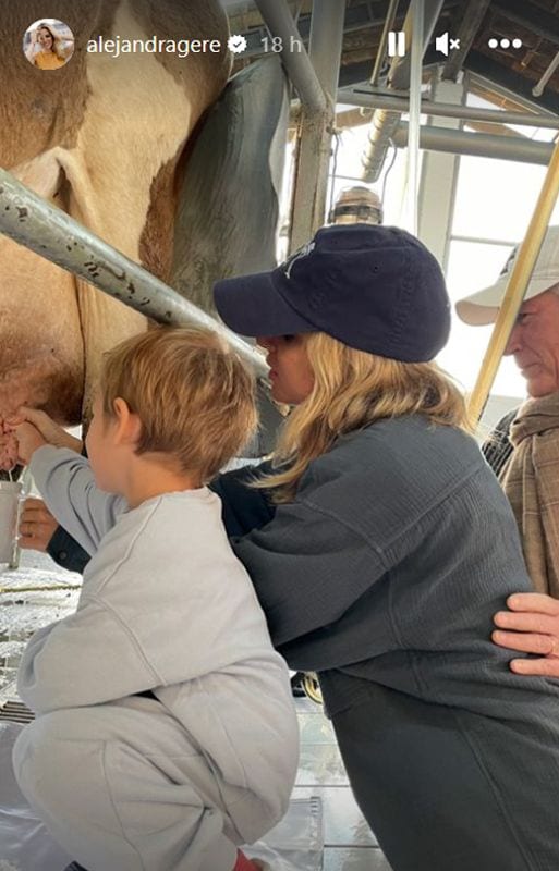 Alejandra Gere ordeñando una vaca