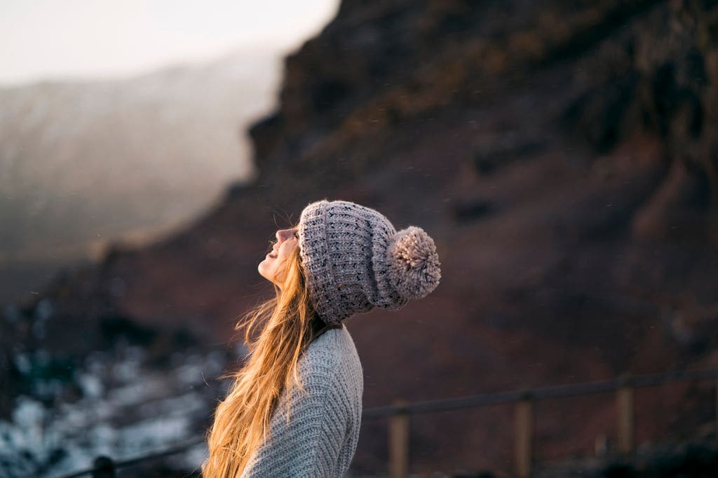 mujer mirando al sol en un día de invierno