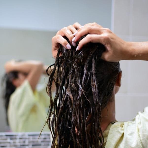 mujer lava su cabello1