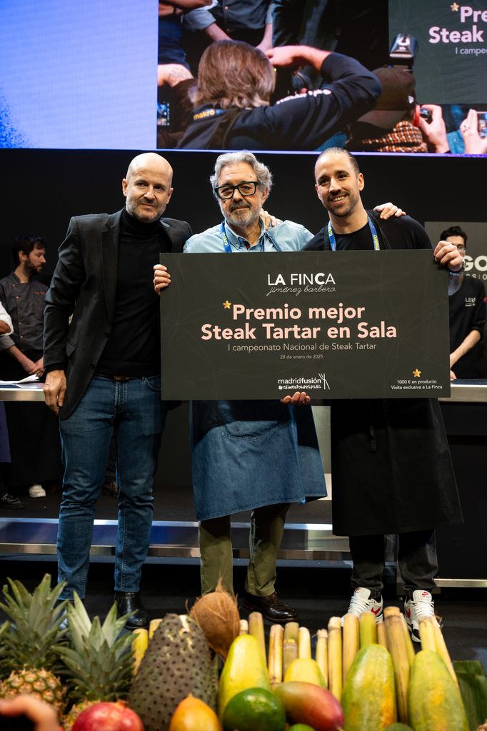 Juan López en el centro, junto al jefe de cocina de La Tasquita de Enfrente, Nacho Trujillo (dcha) y Álvaro Jiménez Barbero, de La Finca Jiménez Barbero (izda).