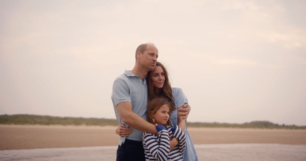 Guillermo y Kate de Inglaterra con su hija Charlotte en el clip en el que anuncia el final de su tratamiento de quimioterapia, septiembre 2024