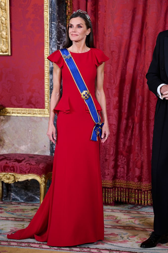 reina letizia vestido rojo tiara