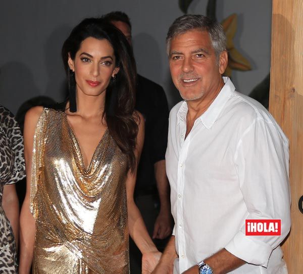 Amal presumió de figura con este mini vestido en tono dorado, con el brilló ante los flashes
