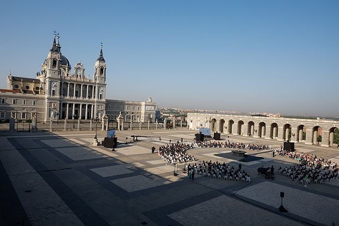 Los Reyes rinden homenaje a las víctimas de la pandemia