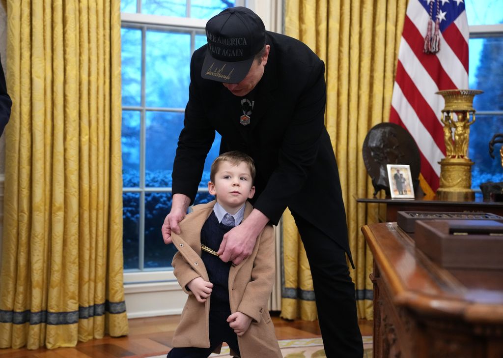 Elon Musk y su hijo X Æ A-12 en la Oficina Oval de la Casa Blanca junto al presidente Donald Trump