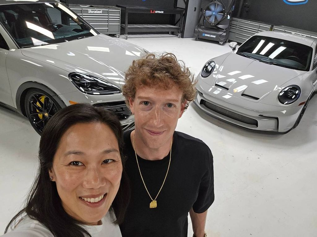 Priscilla Chan con Mark Zuckerberg viendo su nuevo auto, diseñado por él mismo 