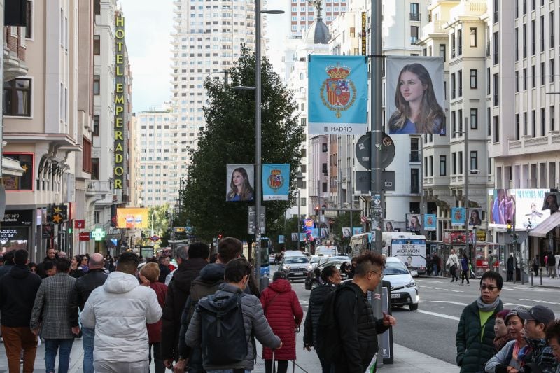 Gran Vía de Madrid preparada para la jura de la Constitución de la princesa Leonor