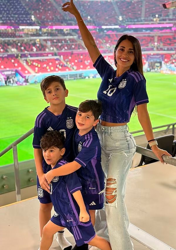 Antonela Roccuzzo y sus tres hijos en Qatar