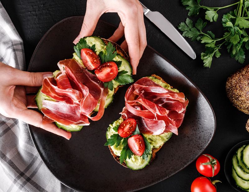 Tostas de aguacate y jamón