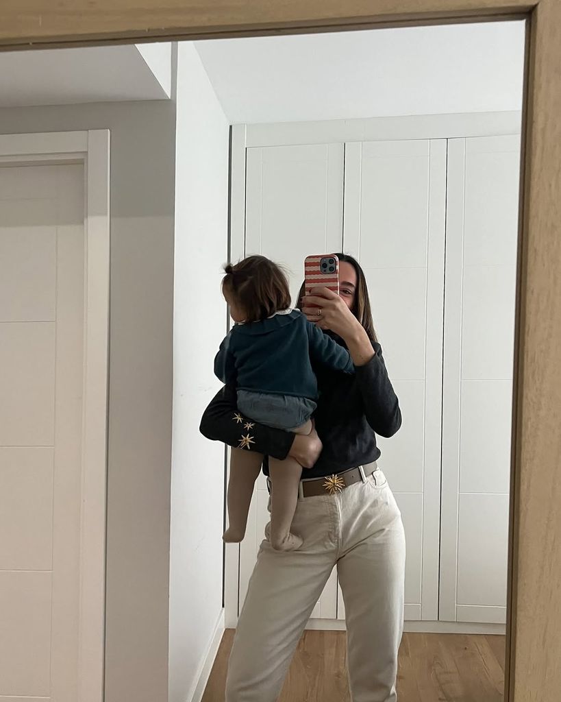 Ana Iglesias con su pequeña Carlota en brazos