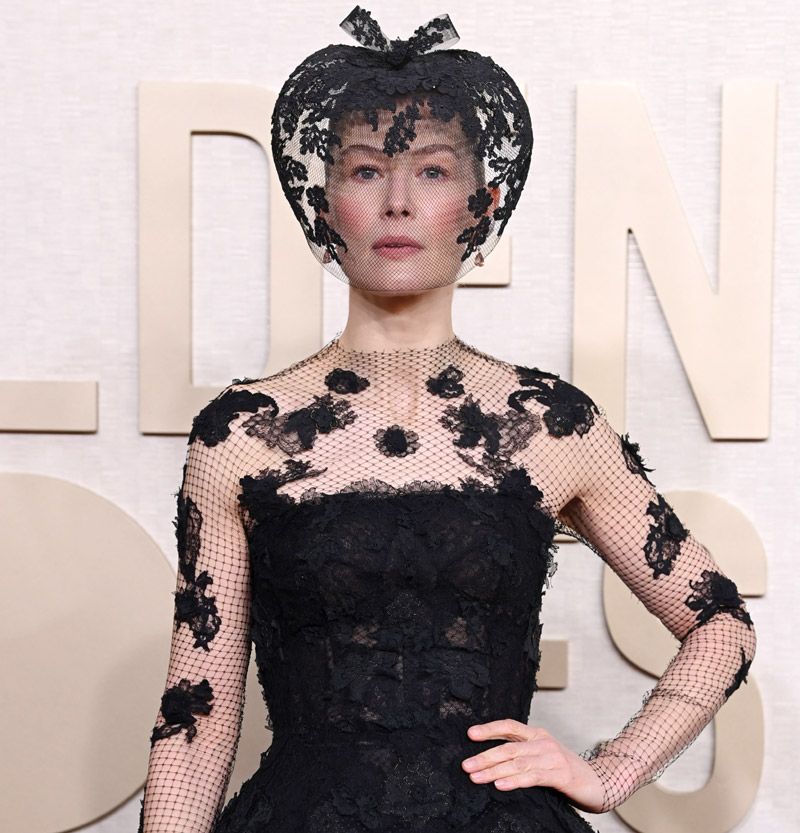 Rosamund Pike se quita la máscara tras su comentado look en los Globos de Oro