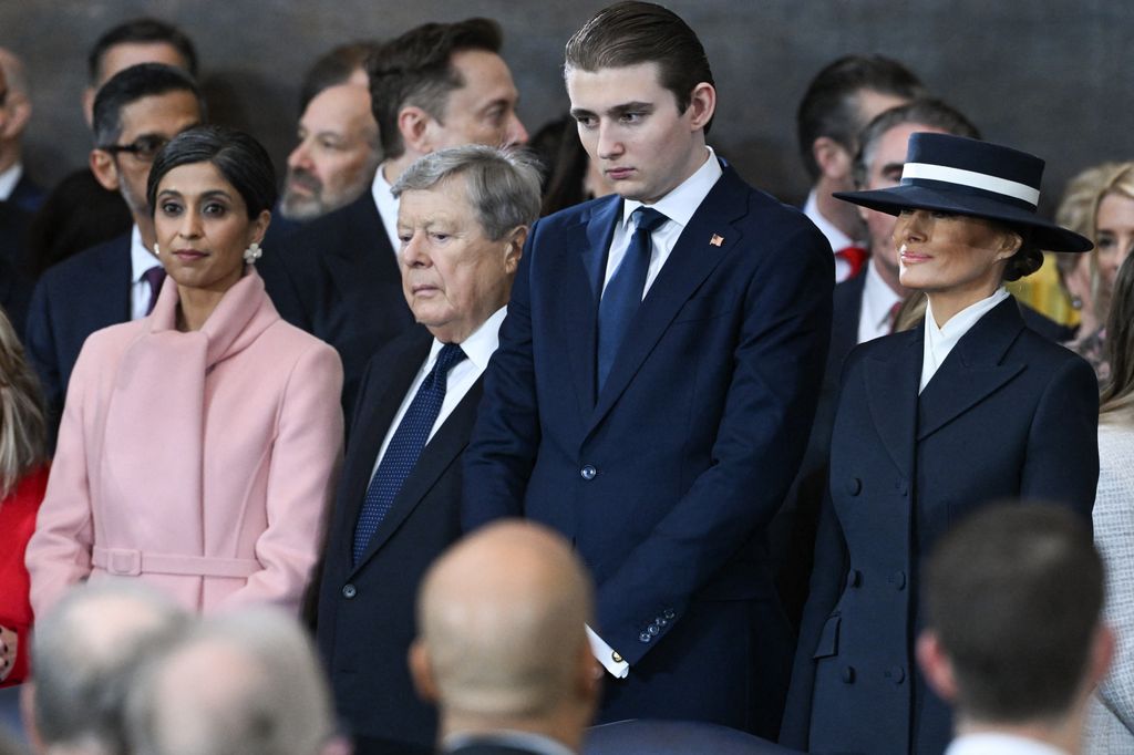 De izquierda a derecha, Usha Vance, Viktor Knavs, Barron Trump y Melania Trump en la ceremonia de inauguración de Donald Trump