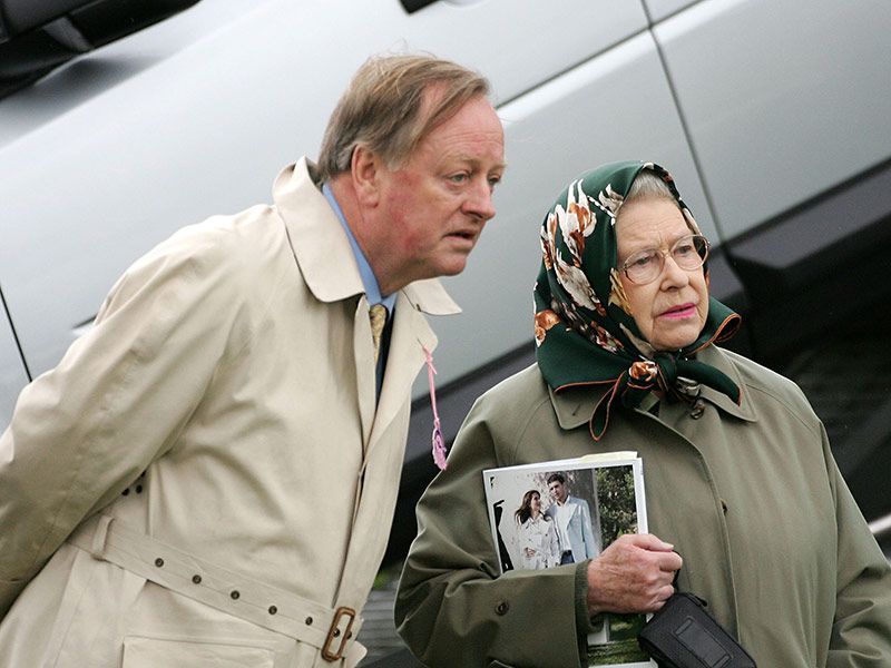 Andrew Parker Bowles y la reina Isabel II