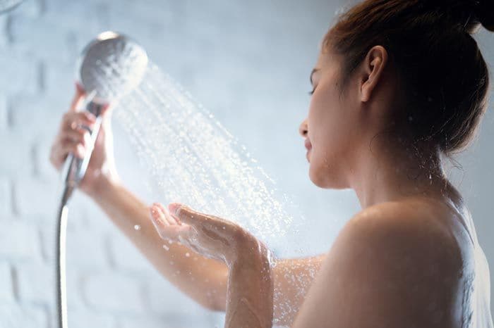 mujer en la ducha