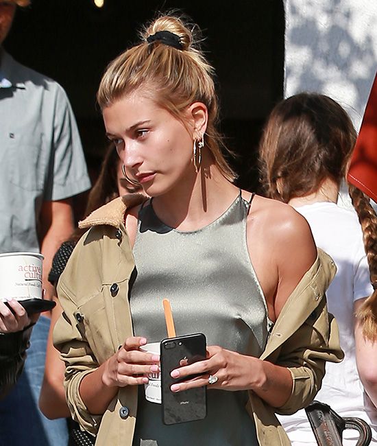 hailey-baldwin-vestido-noche-look-dia-2z