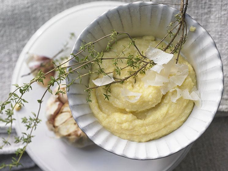 Polenta cremosa con ajo asado y queso Pecorino