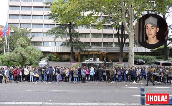 La beliebers que llegan desde todo el país esperan pacientemente para ver, aun de lejos, a su ídolo
