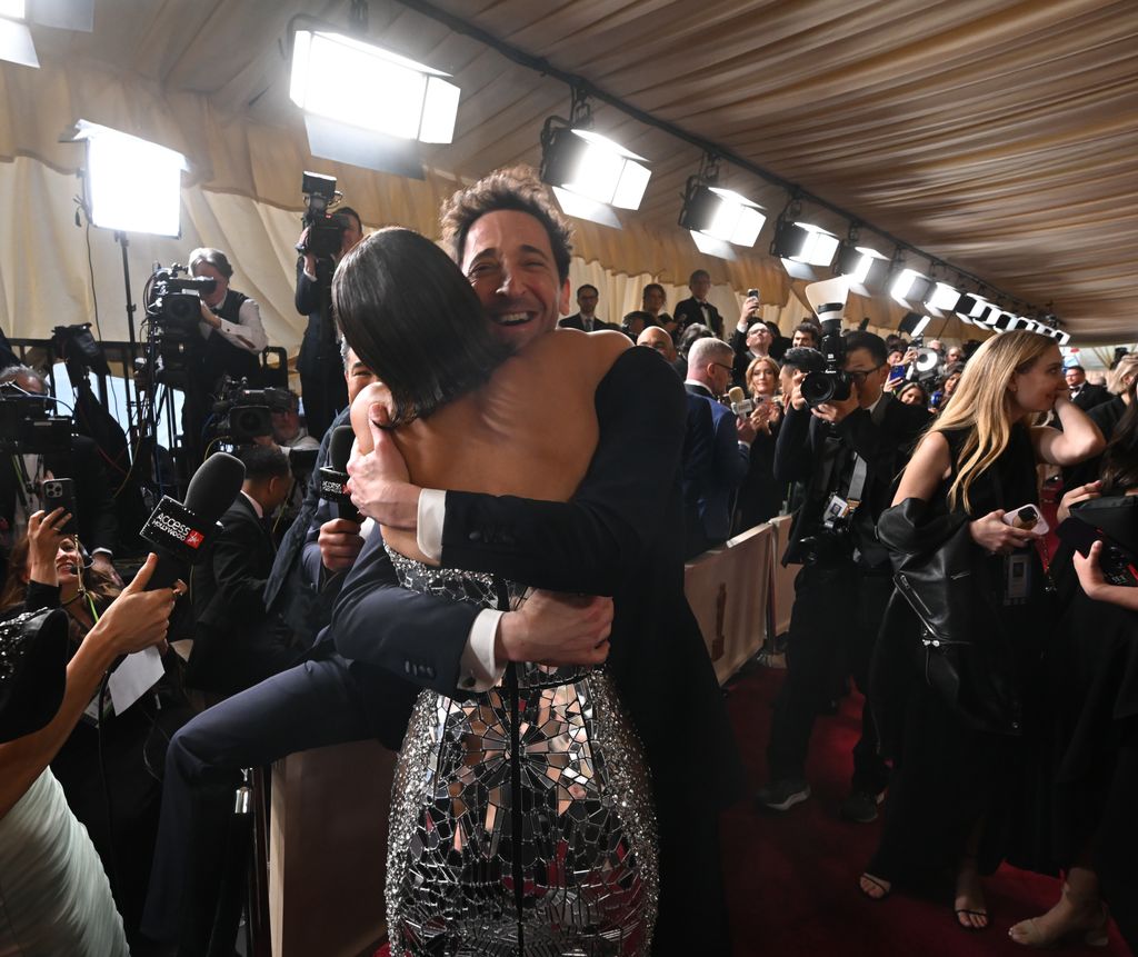 Halle Berry y Adrien Brody en la alfombra roja de los Oscars