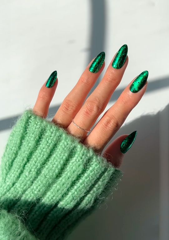 Uñas de Halloween con pegatinas verdes de Wicked