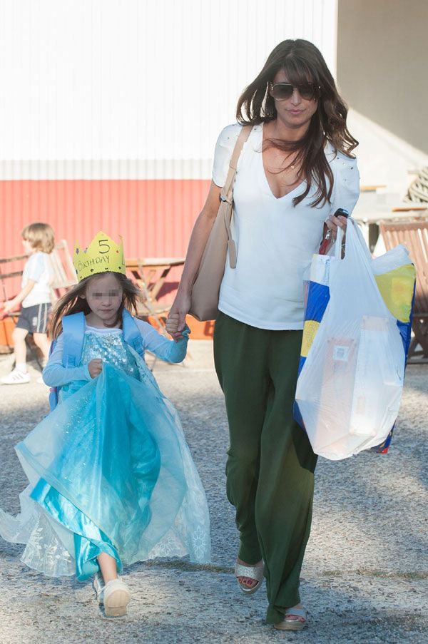 Sonia Ferrer con su pequeña princesa de cuento de hadas que vivió un día inolvidable rodeada de sus amiguitos
