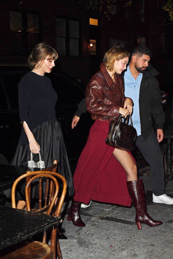 Taylor Swift apuesta por un total-look negro, ¿será que estamos por tener la regrebación de 'Reputation'?