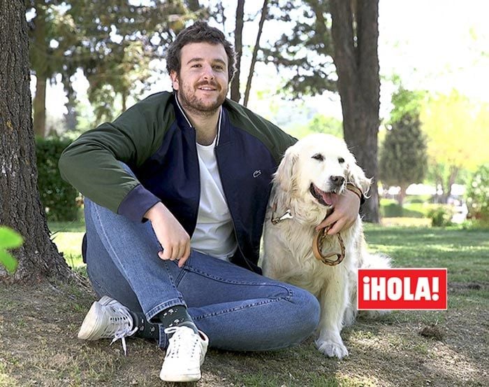 Álex Lequio posa con sus mascotas