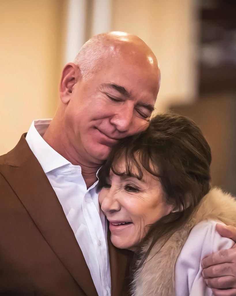 Jeff Bezos junto con su madre, Jacklyn Gise