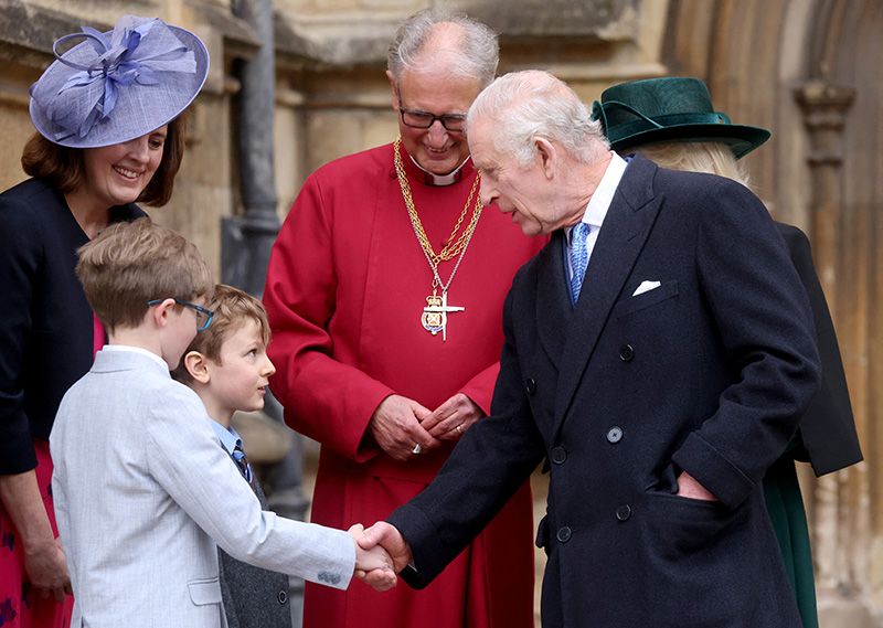 Carlos III saluda a un niño 