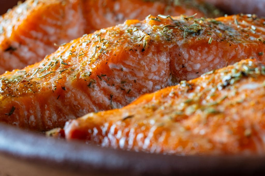 Cocinar el salmón el tiempo justo en el horno nos permite dejarlo jugoso y aromatizarlo de distintas formas