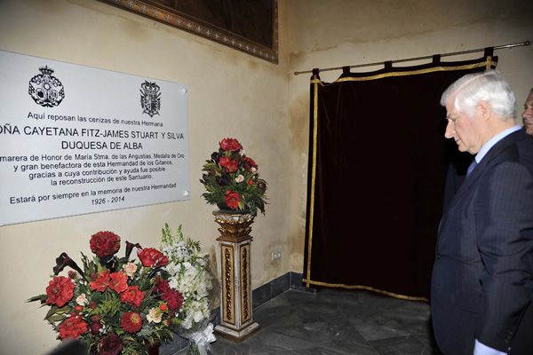 Siguiendo la tradición que les inculcó su madre, el duque de Huéscar y Cayetano Martínez de Irujo visitaron al Cristo de los Gitanos el día de Jueves Santo
