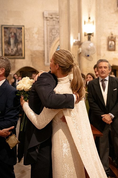 Un vestido de novia con capa