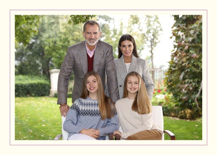 Reina Letizia, Princesa Leonor y la infanta Sofía en le retrato navideño