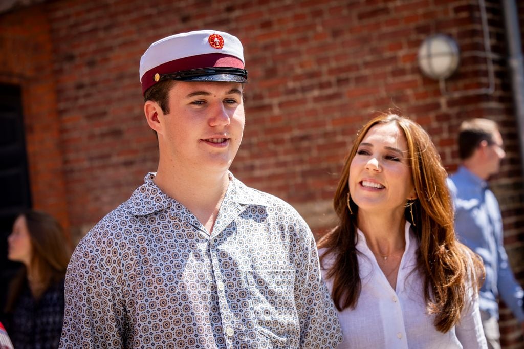 Christian de Dinamarca y su madre, Mary de Dinamarca, el día de su graduación en junio de 2024